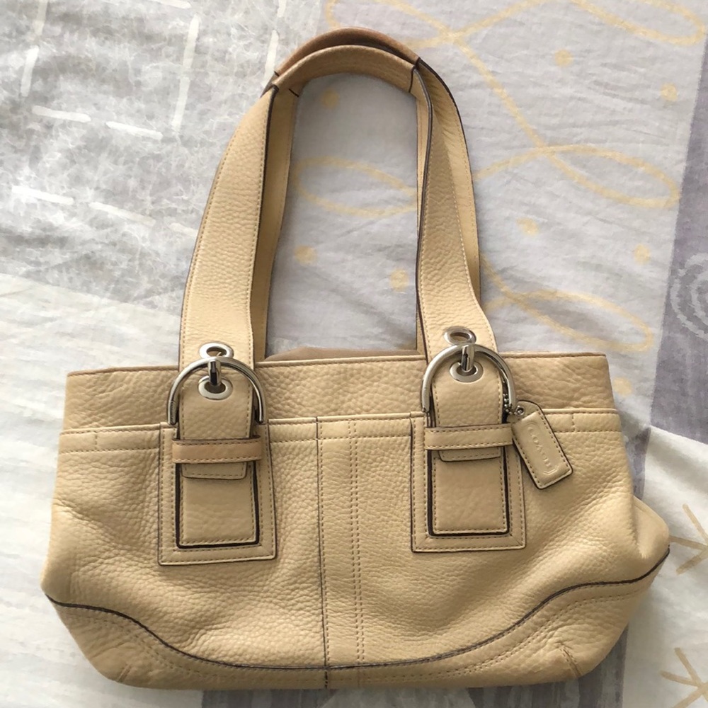 Vintage coach pebble leather w/Brown lining. No rips,tears or ink stains